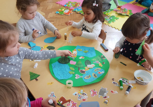 dzieci tworzą pracę plastyczną „Nasza planeta Ziemia”